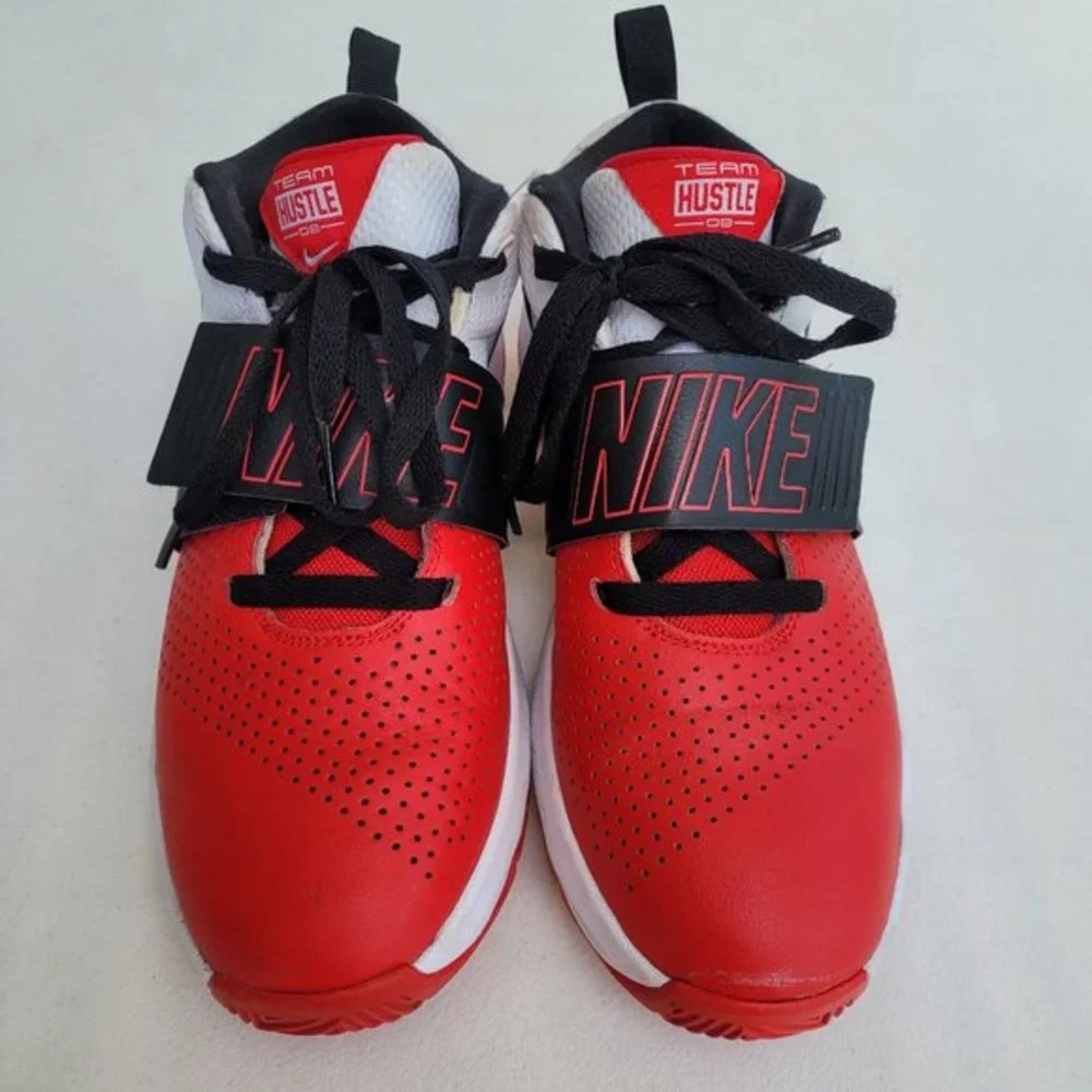 Nike Unisex-Child Team Hustle Basketball Sneakers Size 7Y